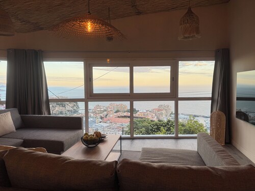 Villa de campagne qui surplombe Monaco et la mer