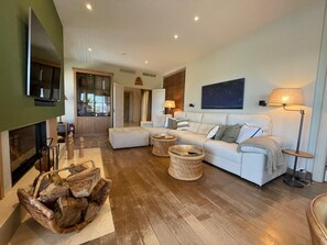 TV, fireplace - 48. Luxury Eco Villa with Pool, Jacuzzi & Daily Breakfast – Benalup (Benalup-casas viejas)