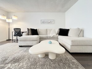 TV - #11 Modern 2-BR sanctuary walk to shops & beach (Santa Monica)