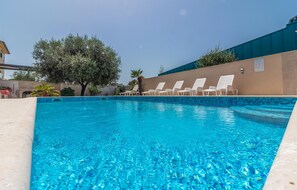 Pool - Cozy apartment in Peroj with swimming pool (Peroj)