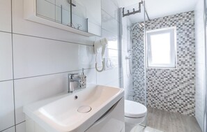 Shower - Cozy apartment in Peroj with swimming pool (Peroj)