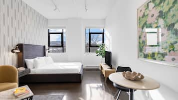 Departamento de diseñador | Escritorio, espacio para trabajar con laptop y cortinas blackout