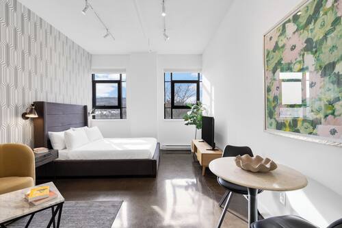 Departamento de diseñador | Escritorio, espacio para trabajar con laptop y cortinas blackout