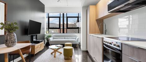 Escritorio, espacio para trabajar con laptop y cortinas blackout