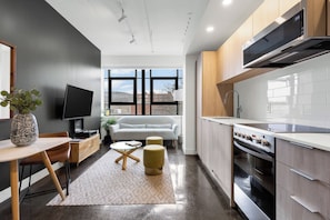 Desk, laptop workspace, blackout curtains, soundproofing - The Cove Hotel (Montréal)