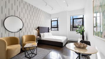 Departamento de diseñador | Escritorio, espacio para trabajar con laptop y cortinas blackout