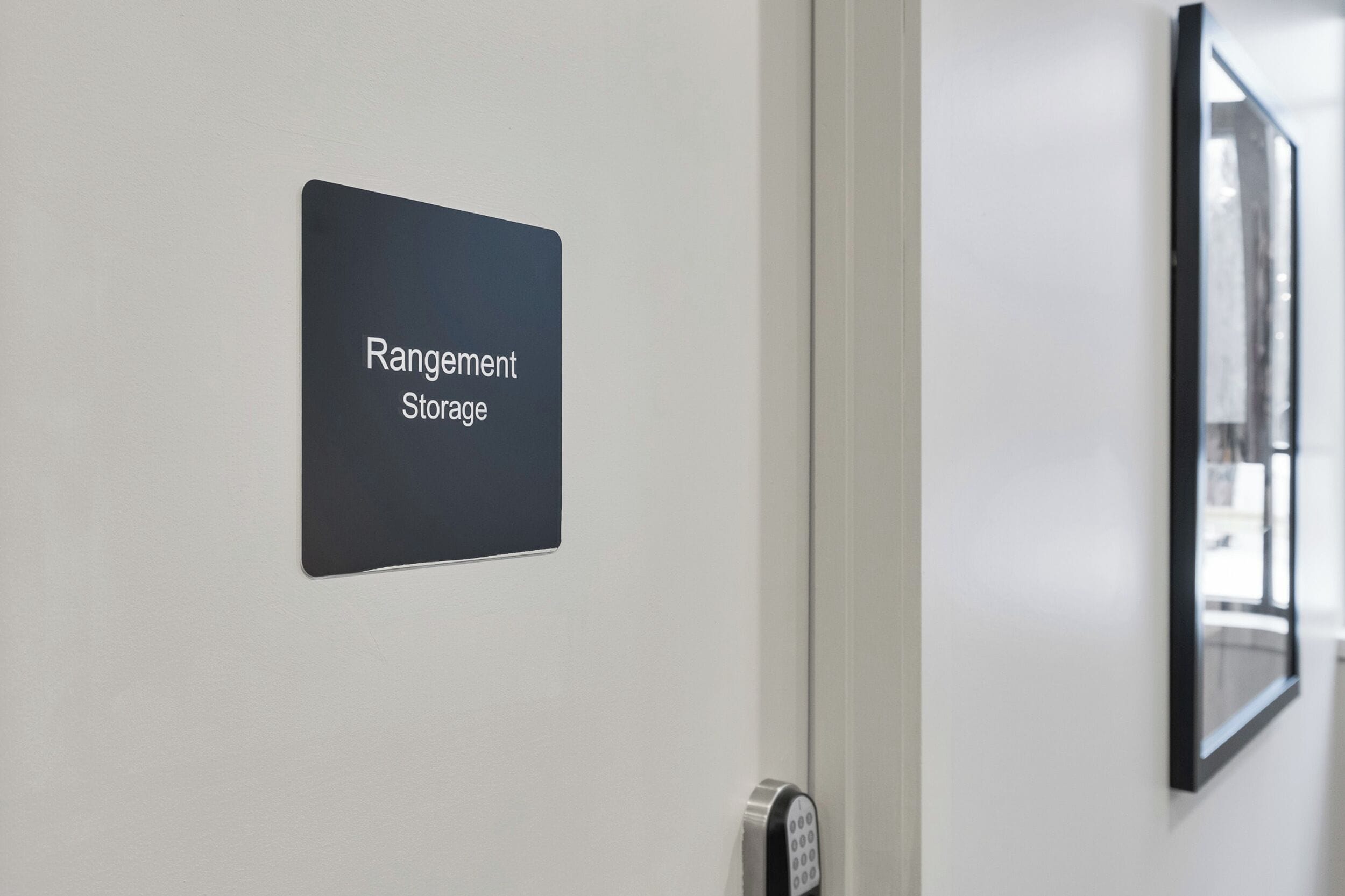Een deur met een bordje waarop staat 'Rangement Storage'.