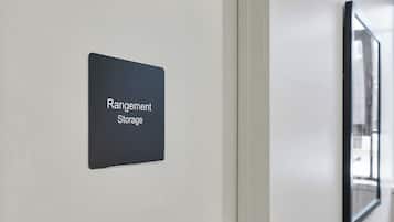 Een deur met een bordje waarop staat 'Rangement Storage'.