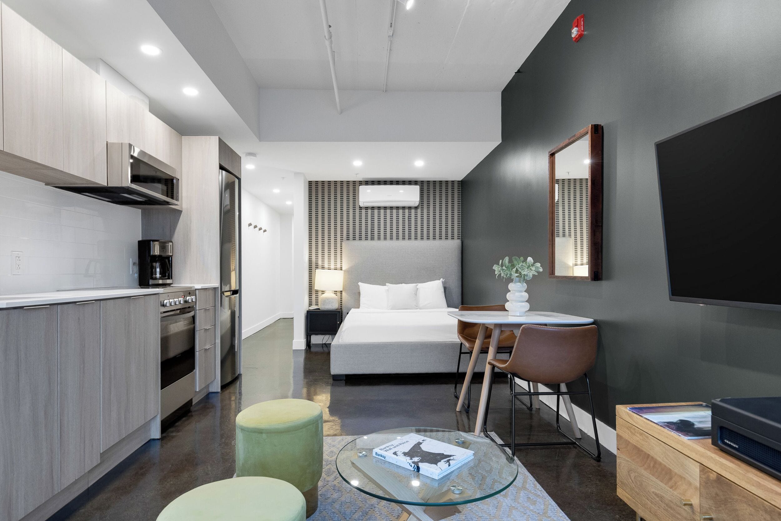 Exklusivt loft | Skrivbord, arbetsyta för laptop, mörkläggningsgardiner och ljudisolering