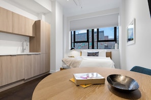 Desk, laptop workspace, blackout curtains, soundproofing - The Cove Hotel (Montréal)