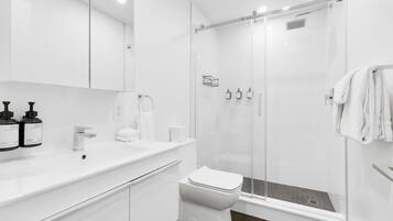 Departamento de diseñador | Baño | Tina con regadera, secadora de cabello, toallas, jabón