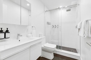 Appartement Design | Salle de bain | Ensemble douche/baignoire, sèche-cheveux, serviettes fournies, savon