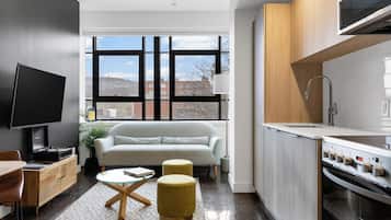 Loft exclusivo | Escritorio, espacio para trabajar con laptop y cortinas blackout