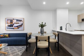 Desk, laptop workspace, blackout curtains, soundproofing - The Cove Hotel (Montréal)