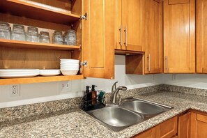 Fridge, microwave, oven, stovetop - Wasatch Retreat- Prime Location Between the Canyons!! (Cottonwood Heights)
