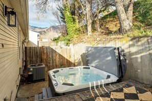Outdoor spa tub - Wasatch Retreat- Prime Location Between the Canyons!! (Cottonwood Heights)