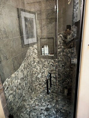 Shower, jetted bath, hair dryer, towels - Torreon Getaway on the Greens – 4BR Cabin, Sleeps 10 (Show Low)