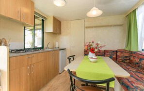 Jääkaappi, liesi, kahvin-/teenkeitin