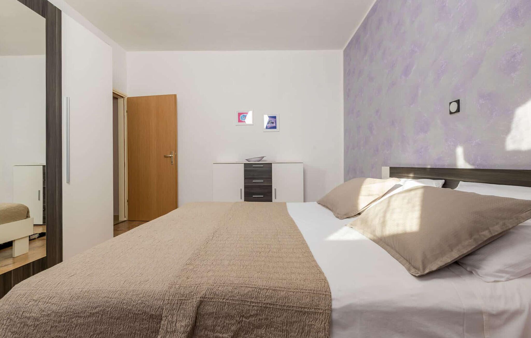Une chambre à coucher avec un lit, un bureau et une armoire.