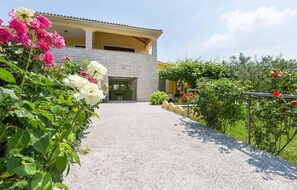 Property grounds - 1 bedroom cozy apartment in Labin (Labin)