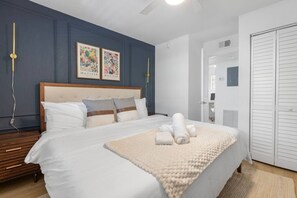 Schreibtisch, Bügeleisen/Bügelbrett, WLAN