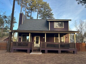 Exterior - COZY 2 BEDROOM + LOFT CABIN WITH AC LOCATED IN HEART OF LAKESIDE (Pinetop-Lakeside)