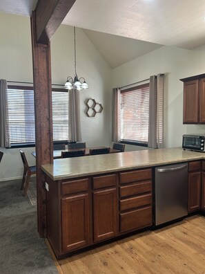 Interior - COZY 2 BEDROOM + LOFT CABIN WITH AC LOCATED IN HEART OF LAKESIDE (Pinetop-Lakeside)