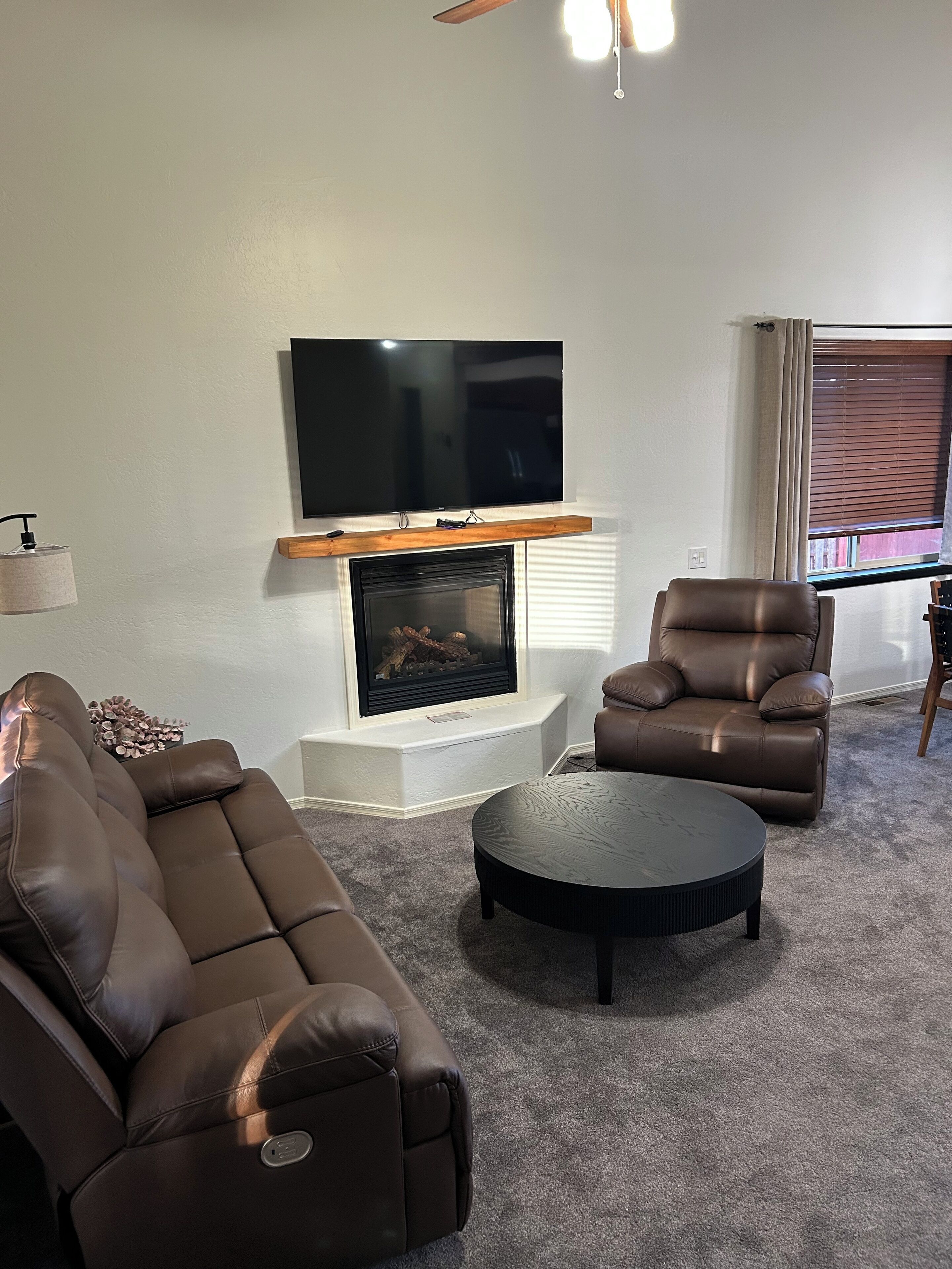Cozy 2 Bedroom + Loft Cabin With Ac Located In Heart Of Lakeside - Pinetop-Lakeside, AZ