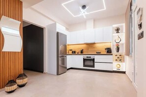 Wasserkocher mit Kaffee-/Teezubehör, Kühlschrank, Wasserkocher
