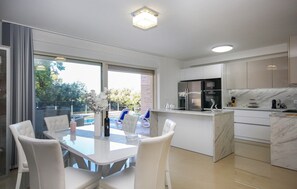 Fridge, microwave, oven, stovetop - Stunning apartment in Pula (Pula)