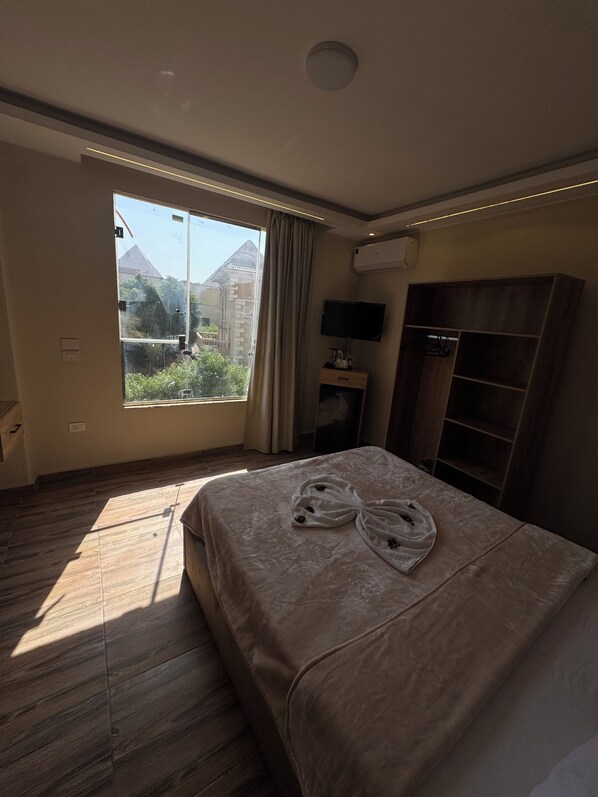 Deluxe Double Room, Mountain View | Living area