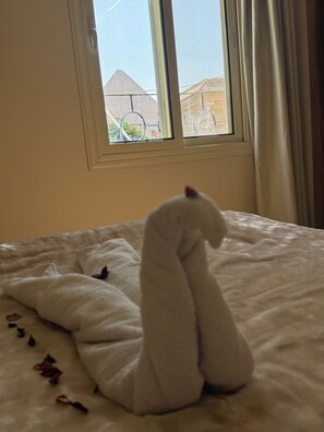 Deluxe Double Room, Mountain View | In-room safe, blackout drapes, soundproofing, free WiFi - Makany pyramids view (Giza)