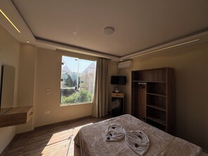 خزنة داخل الغرفة وستائر تعتيم وتجهيزات عازلة للصوت وواي فاي مجانًا