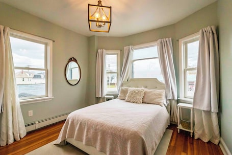 3 slaapkamers, gratis wifi, beddengoed. 4Bed/3Bath Downtown Newport w/Rooftop Deck