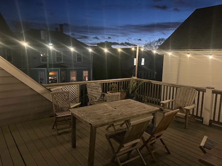 Buiten dineren. 4Bed/3Bath Downtown Newport w/Rooftop Deck