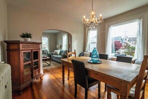 Dining - 4Bed/3Bath Downtown Newport w/Rooftop Deck (Newport)