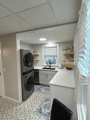 Interior - 4Bed/3Bath Downtown Newport w/Rooftop Deck (Newport)