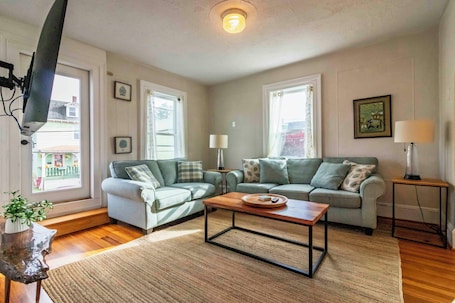 Een smart-tv. 4Bed/3Bath Downtown Newport w/Rooftop Deck