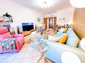 TV, books - Golden Palm Condo by BeCherish (Albufeira)