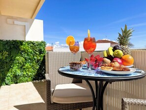 Outdoor dining - Golden Palm Condo by BeCherish (Albufeira)