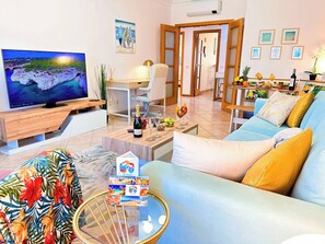 TV, books - Golden Palm Condo by BeCherish (Albufeira)