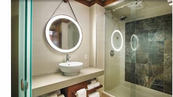 Séchoir à cheveux, serviettes fournies, savon, papier de toilette