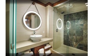 Hiustenkuivaaja, pyyhkeet, saippua, vessapaperi