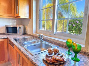 Fridge, microwave, oven, dishwasher - Albufeira Sea View Family Villa with Pool near Balaia Golf (Albufeira)