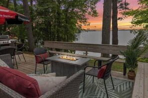 Outdoor dining - Blue Heron Lakefront Cottage w/ Hot Tub (Kawartha Lakes)