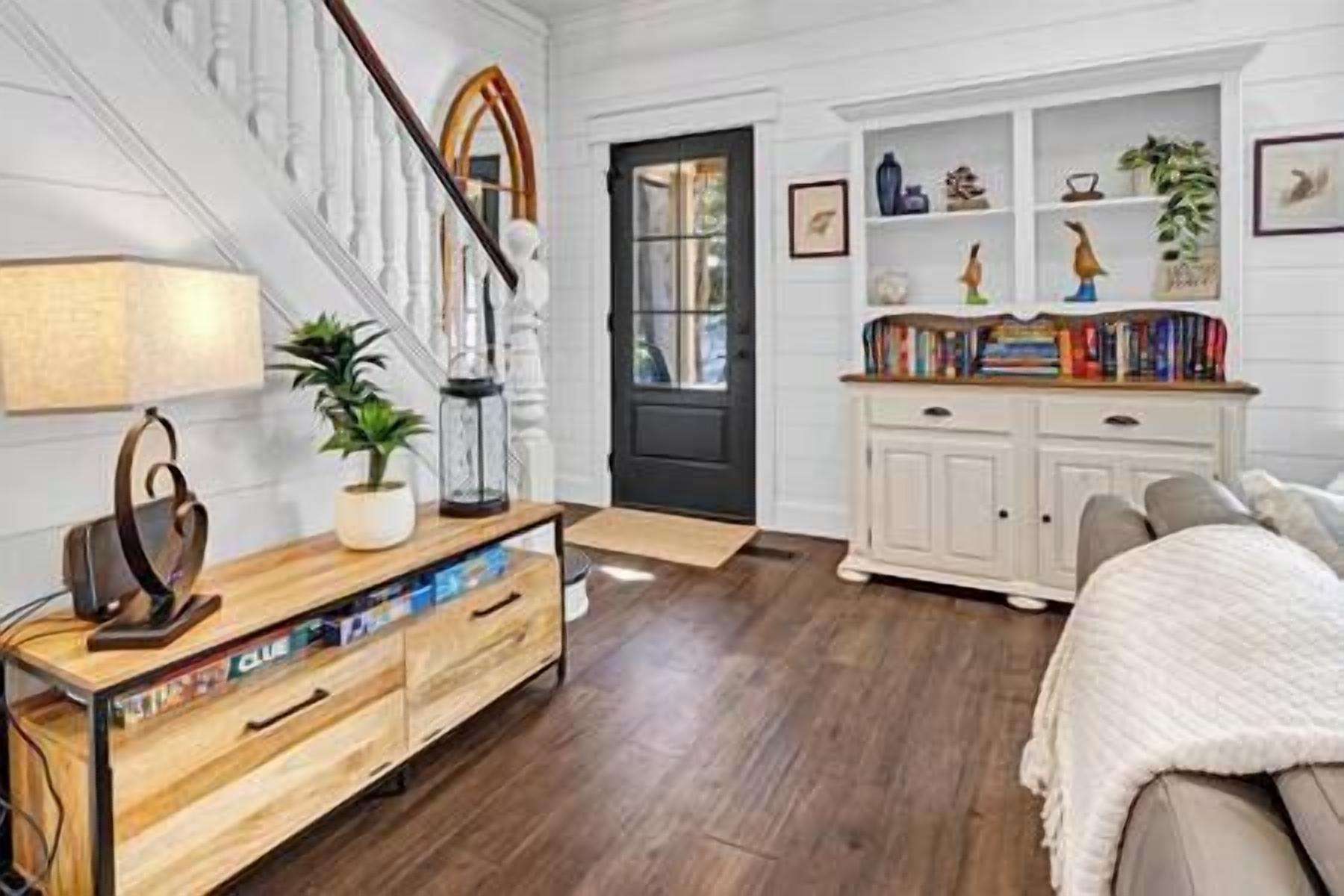 Fraserburg Farmhouse W/ Hot Tub & Oasis Backyard - Bracebridge