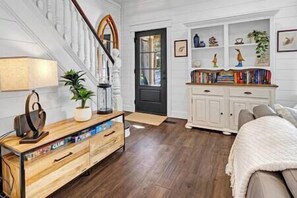 Interior - Fraserburg Farmhouse w/ Hot Tub & Oasis Backyard (Bracebridge)
