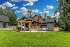 Exterior - Fraserburg Farmhouse w/ Hot Tub & Oasis Backyard (Bracebridge)