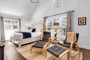 Iron/ironing board, travel cot, free WiFi, bed sheets - Fraserburg Farmhouse w/ Hot Tub & Oasis Backyard (Bracebridge)