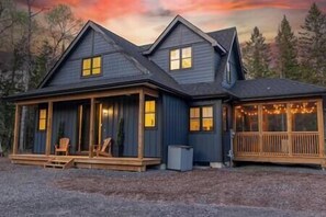 Exterior - Hot Tub, Sauna & Arcade! Muskoka Wilderness Cabin (Lake of Bays)